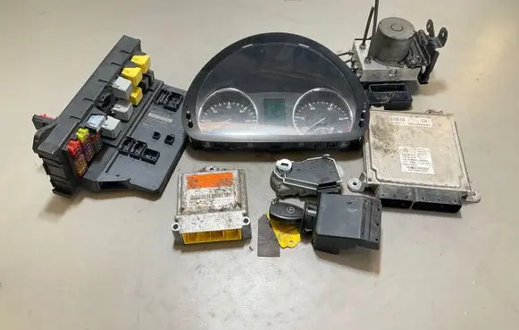 Mercedes-Benz Sprinter W906 Engine control unit/module A6519000601 28277619 A6519019400