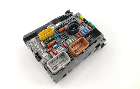 Peugeot 207 CC Fuse module 9666700180