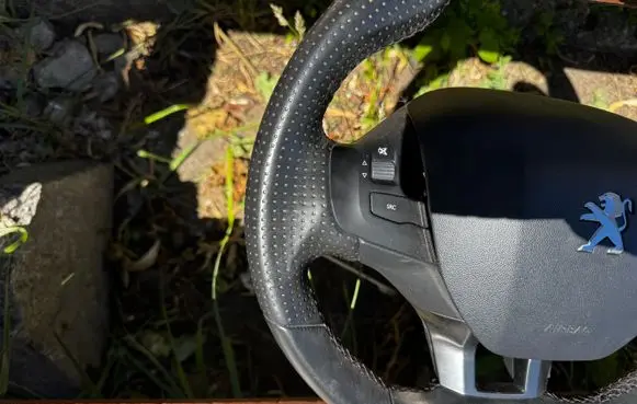 Peugeot 2008 I Steering wheel 