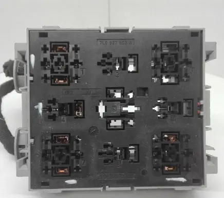 Volkswagen Touareg I Relay mounting block 7L0937503A