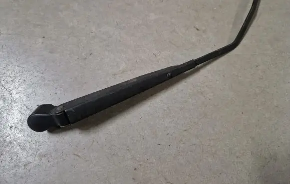 Rear wiper blade arm