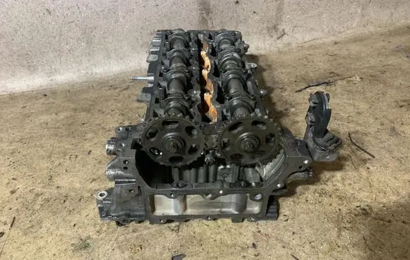 Mercedes-Benz A W176 Engine head R651016