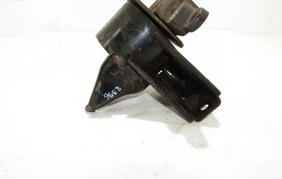Nissan X-Trail T30 Engine mount bracket