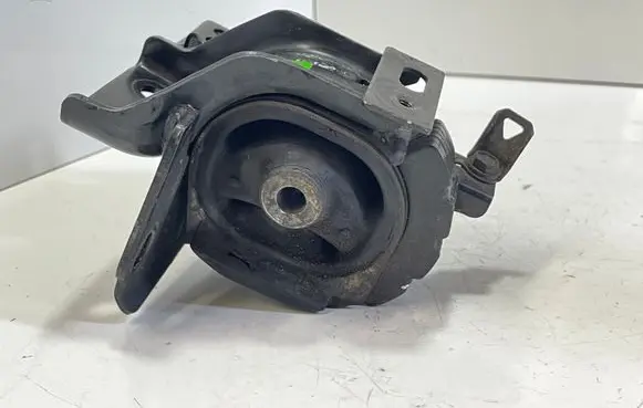 Toyota Avensis T250 Engine mount bracket