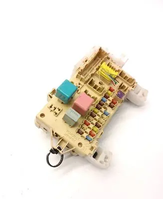 Toyota Corolla Verso AR10 Fuse module 892210F010 89221-0F010