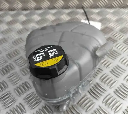 Volvo XC40 Coolant expansion tank/reservoir 31686047