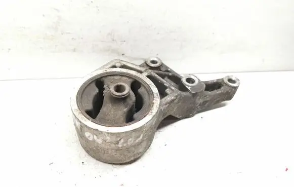 KIA Carens I Engine mount bracket