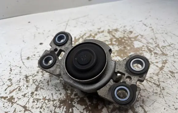 Volvo XC60 Engine mount bracket