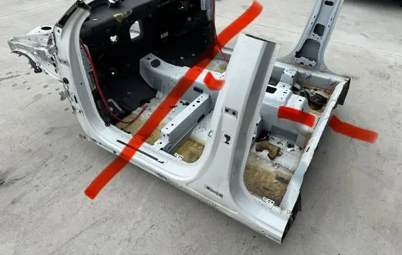 Volvo XC40 Pillar (middle)