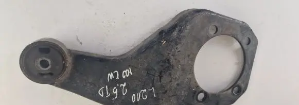 Mitsubishi L200 Front differential bracket 