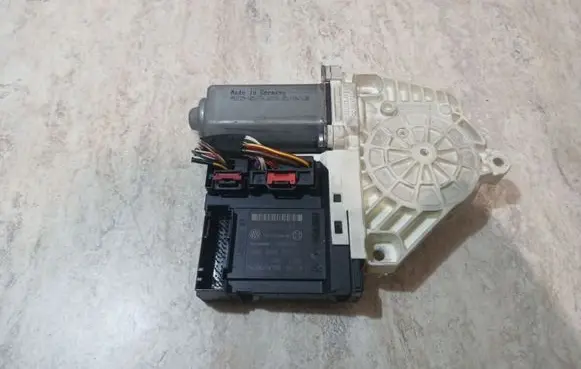 Volkswagen PASSAT B6 Front door window regulator motor 992729105