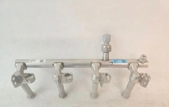 Volvo XC40 Fuel main line pipe 32203060