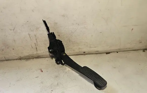 Volvo V70 Accelerator throttle pedal 30715175