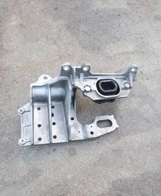 Nissan Qashqai Engine mount bracket 8200358147 8200395661B