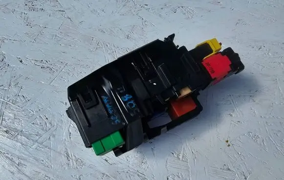 Peugeot 508 II Relay mounting block 9806192580