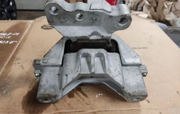 Mitsubishi Outlander Engine mount bracket