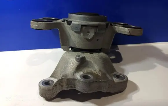 Volvo S60 Engine mounting bracket 31401744