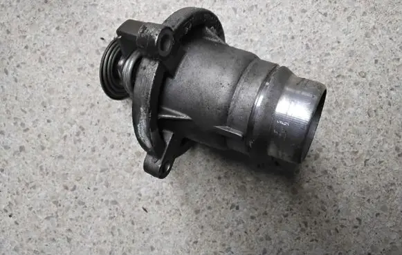 BMW M5 Thermostat 7586885