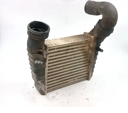 Volkswagen PASSAT B5.5 Intercooler radiator 8D0145805C