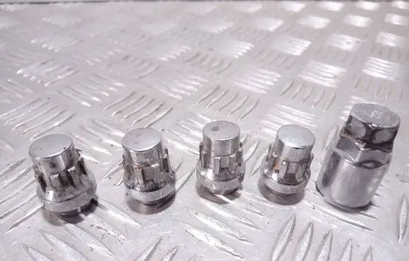 Jeep Patriot Anti-theft wheel nuts and lock 