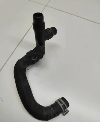 Engine coolant pipe/hose