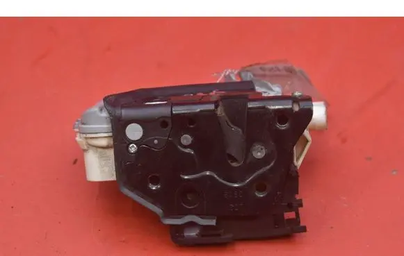 Volkswagen Tiguan Front door lock 3C1837015A