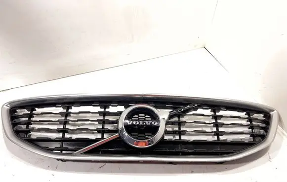 Volvo V40 Front bumper upper radiator grill