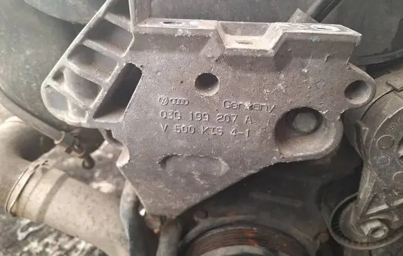 Volkswagen Touran I Engine mounting bracket 03g199207a