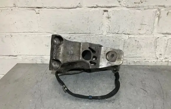 BMW 5 E60 E61 Engine mounting bracket 6776672
