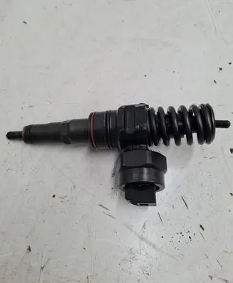 Volkswagen PASSAT B5 Fuel injector 038130073