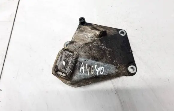 Engine mounting bracket
