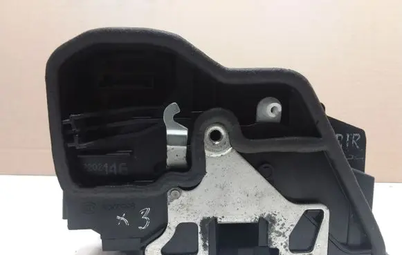 BMW X3 E83 Front door lock 7202146