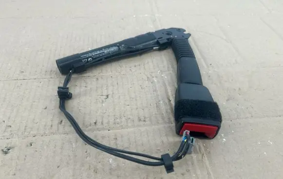 BMW X3 E83 Front seatbelt buckle 7213563