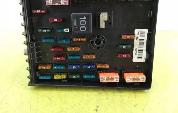 Volkswagen PASSAT B6 Fuse box set 63592777