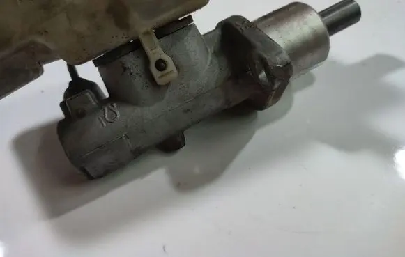 Master brake cylinder