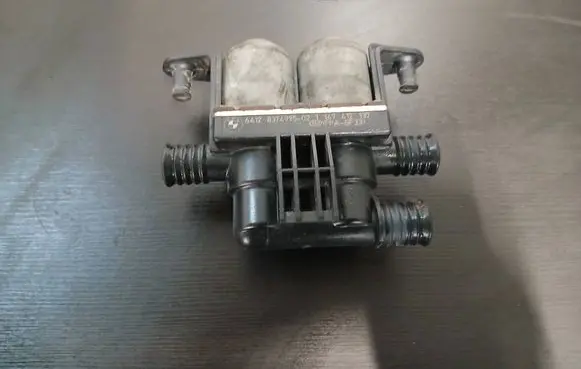 BMW 5 E39 Coolant heater control valve 8374995 1147412
