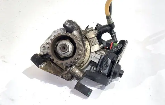 Renault Clio IV Fuel injection high pressure pump 0445010704