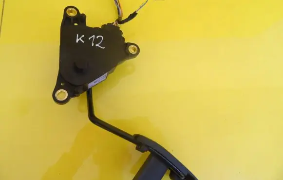 Nissan Micra Accelerator throttle pedal 18002AX70B