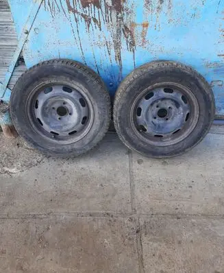 Peugeot 307 R15 winter/snow tires with studs 1956515