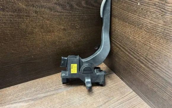 Accelerator throttle pedal