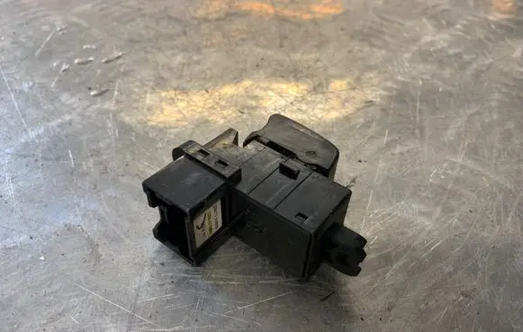 Nissan Primera Electric window control switch 25411AV600