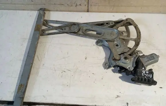 Toyota Auris 150 Front door window regulator motor 977556106 080516 2591