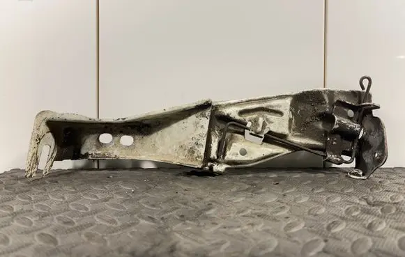 Audi A6 S6 C4 4A Radiator mount bracket 4A0805807