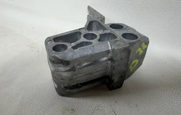 BMW X1 U11 Radiator mount bracket 8737337