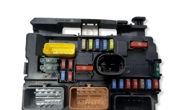 Peugeot 208 I Fuse module 9667199680