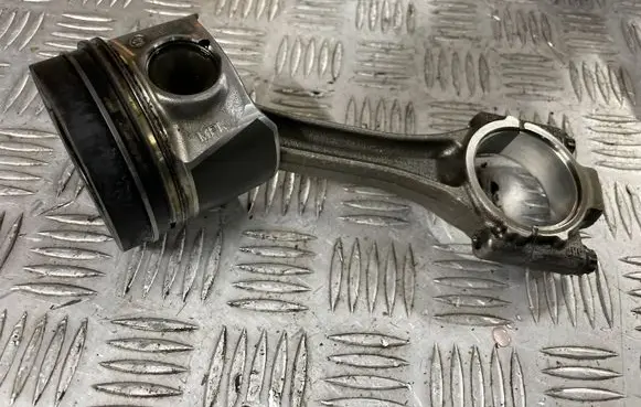Volkswagen PASSAT B8 Piston with connecting rod