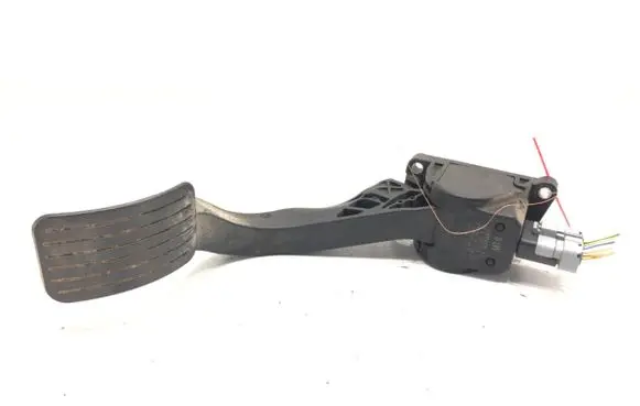 Accelerator throttle pedal