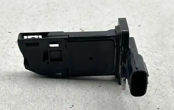 Toyota Avensis T270 Mass air flow meter AFH70M77 8913