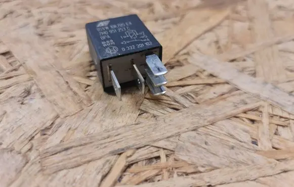 Skoda Octavia Mk2 (1Z) Other relay 7M0951253C 95VW10K705EA 0332201102