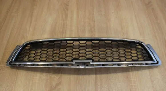 Chevrolet Captiva Front bumper upper radiator grill